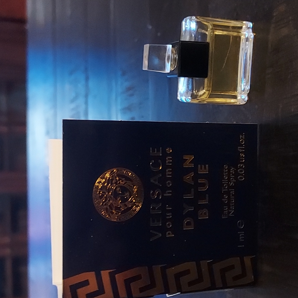 2 mini perfume samples.